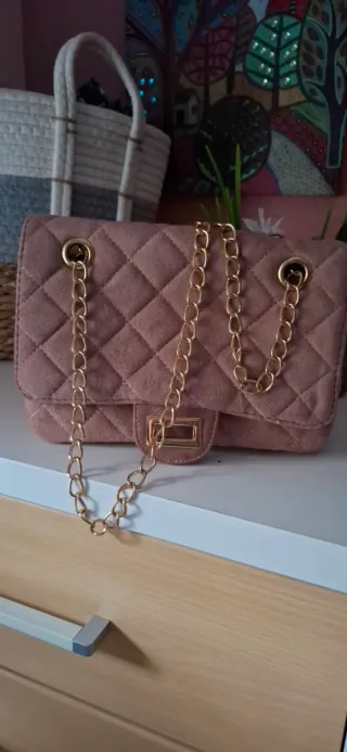 Bolso rosa con cadena dorada