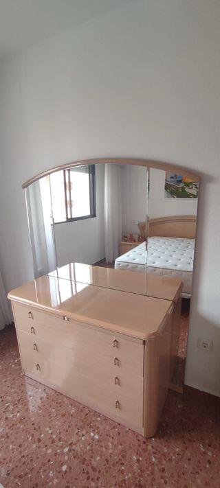 Cómoda de madera y espejo