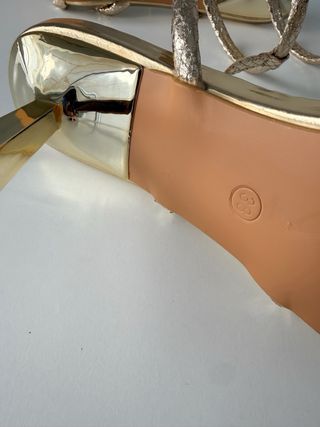 Tacchi dorati con serpente