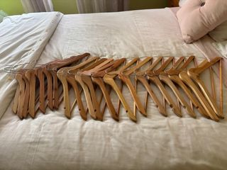 Perchas de madera y metal