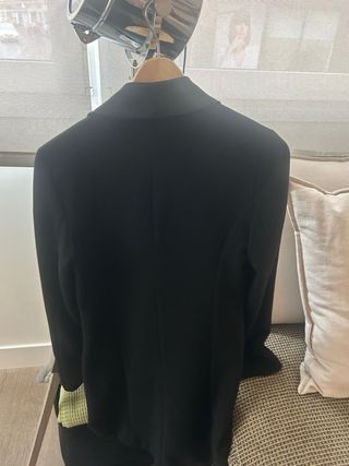 Americana negra tipo smoking.