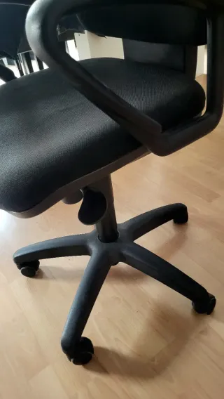 Silla de oficina ergonómica con reposabrazos