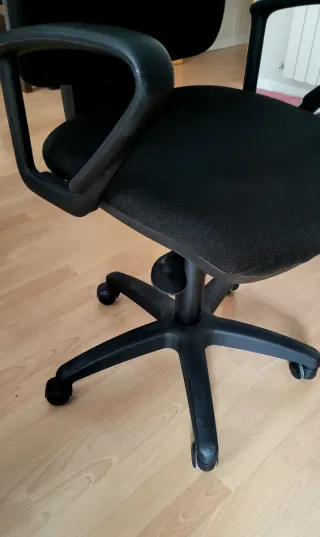 Silla de oficina ergonómica con reposabrazos
