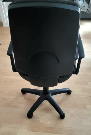 Silla de oficina ergonómica con reposabrazos