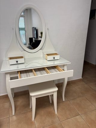 Tocador blanco con espejo y butaca