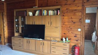 Mueble TV y vitrina madera Precio lote