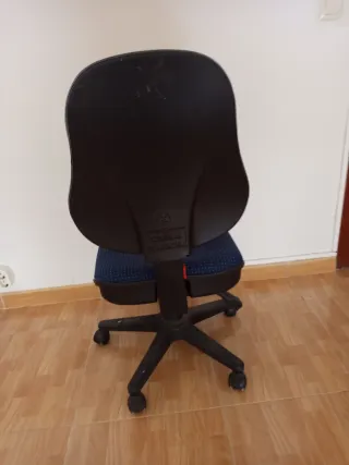 Silla de oficina o escritorio con ruedas azul