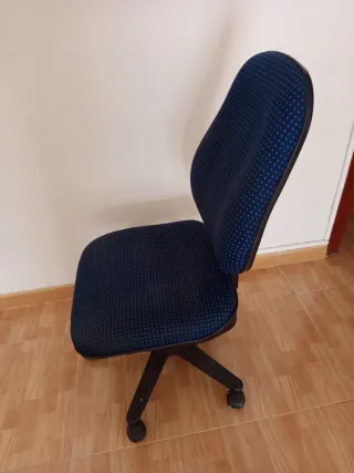 Silla de oficina o escritorio con ruedas azul