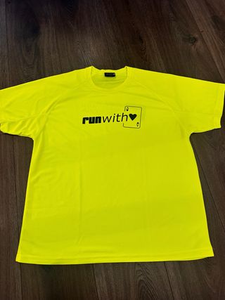 Camiseta amarilla con estampado