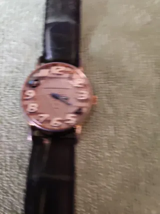 Reloj de mujer dorado y negro