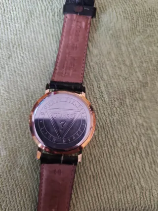 Reloj de mujer dorado y negro