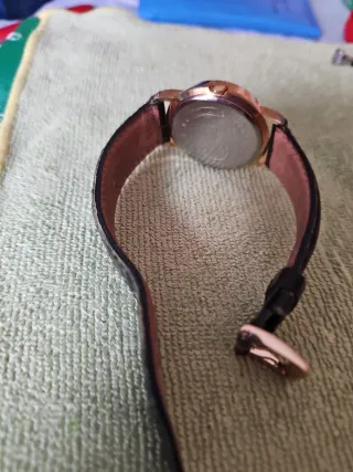 Reloj de mujer dorado y negro