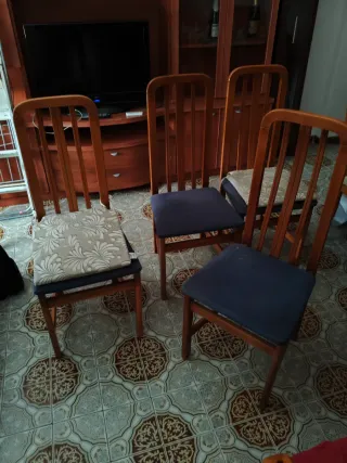 Mesa redonda y 4 sillas