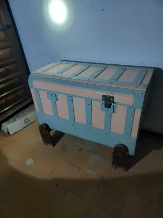 Baúl antiguo decorado floral