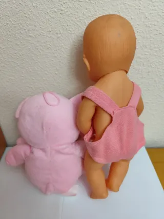 Muñeca bebé con pito rosa