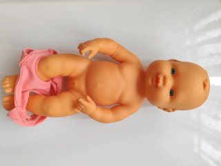 Muñeca bebé con pito rosa