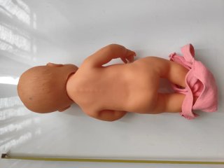 Muñeca bebé con pito rosa