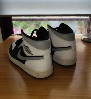 Air Jordan 1 Mid White Shadow