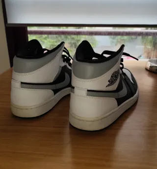 Air Jordan 1 Mid White Shadow