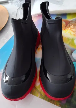 Botas de agua negras y rojas talla 38