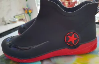 Botas de agua negras y rojas talla 38