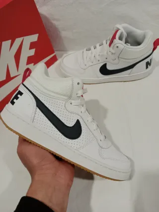 Zapatillas Nike Blancas y Negras