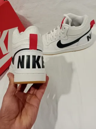 Zapatillas Nike Blancas y Negras