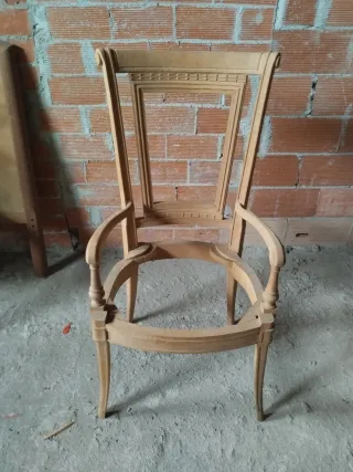 Sillón de madera estilo clásico de madera