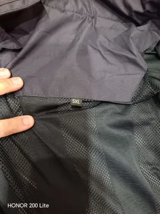 Chaqueta Negra Impermeable