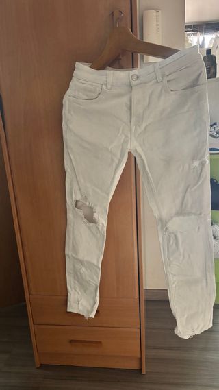 Pantalones blancos rotos
