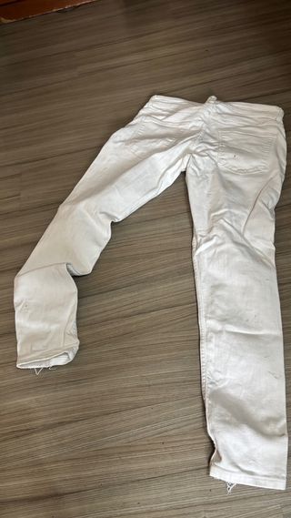 Pantalones blancos rotos