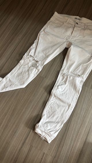 Pantalones blancos rotos