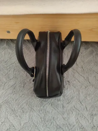 Bolso negro con asa y correa