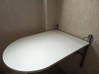 Mesa plegable de madera blanca