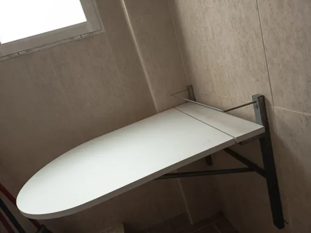 Mesa plegable de madera blanca