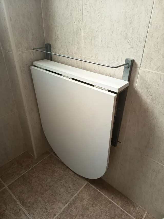 Mesa plegable de madera blanca