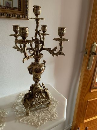 Reloj y candelabros de bronce