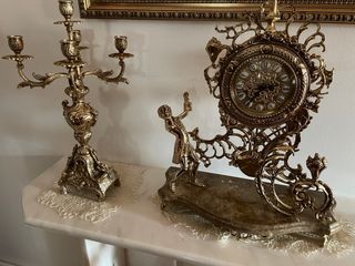 Reloj y candelabros de bronce