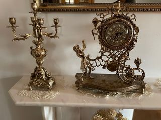 Reloj y candelabros de bronce