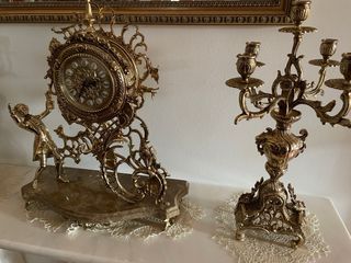Reloj y candelabros de bronce