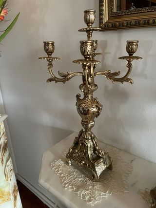 Reloj y candelabros de bronce