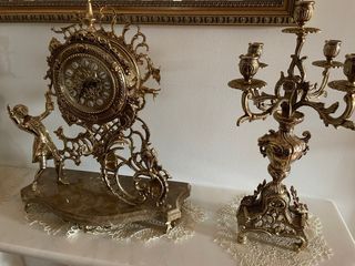Reloj y candelabros de bronce