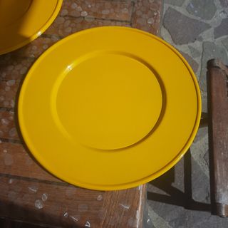 Sottopiatti vintage in metallo giallo
