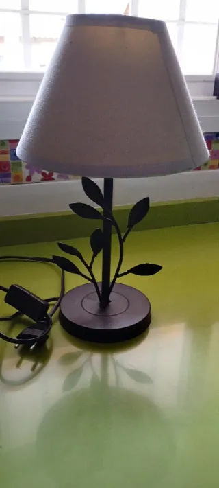 Preciosa Lámpara de mesa diseño hojas