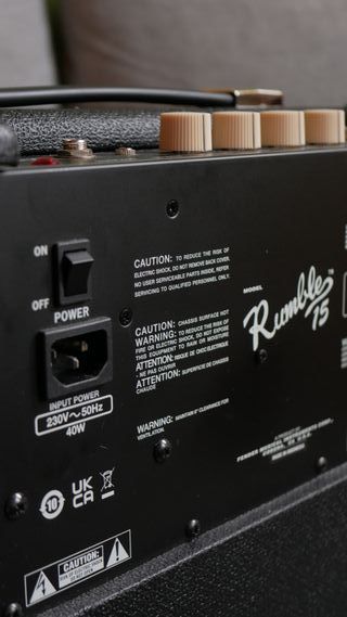 Amplificador Fender Rumble 15 Bajo/Guitarra