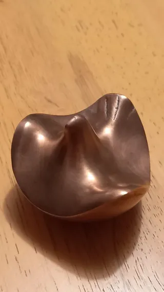 Paloma esférica de bronce