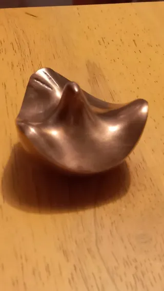 Paloma esférica de bronce