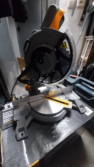 Titan Sierra Ingletadora Compuesta 210mm