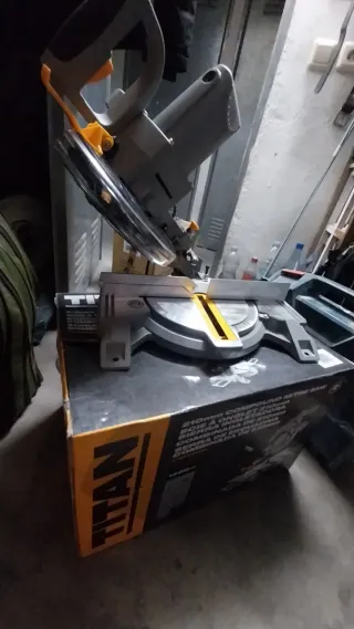 Titan Sierra Ingletadora Compuesta 210mm