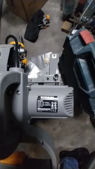 Titan Sierra Ingletadora Compuesta 210mm